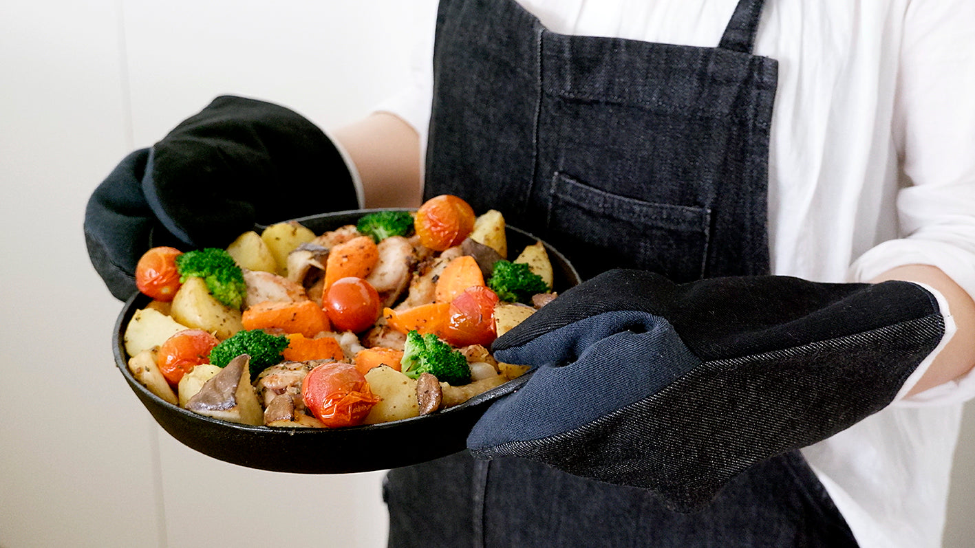 プロ仕様の耐久性・耐熱性に優れた料理道具店こだわりのミトン 3社コラボの『釜浅のデニムミトン』新発売